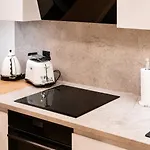 Design Loft Kolbenova, Metro, Parking شقة