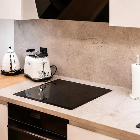 Design Loft Kolbenova, Metro, Parking شقة
